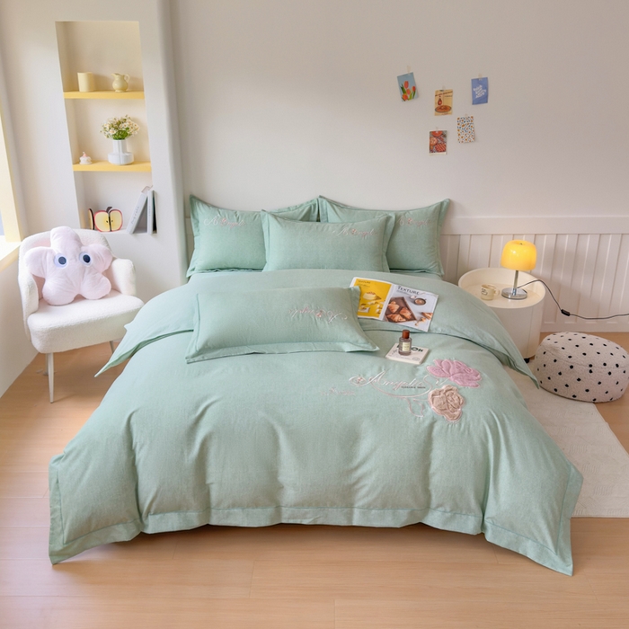 91家纺网 家纺一手货源 找家纺 江南春家纺 [雅—轻绒]2025全棉高支高密立体刺绣生态磨毛加绒四件套 玫瑰物语-竹青绿