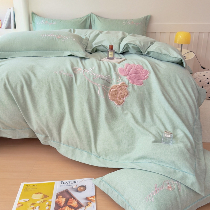 91家纺网 家纺一手货源 找家纺 江南春家纺 [雅—轻绒]2025全棉高支高密立体刺绣生态磨毛加绒四件套 玫瑰物语-竹青绿