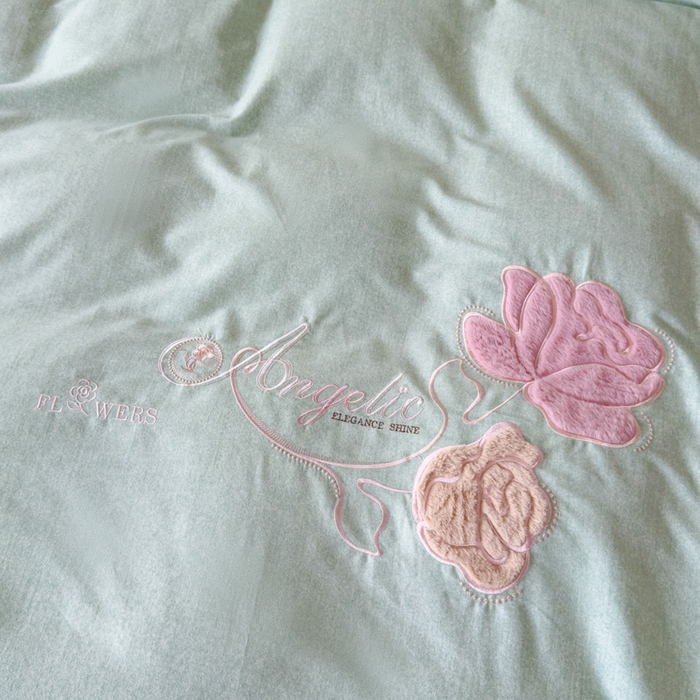 91家纺网 家纺一手货源 找家纺 江南春家纺 [雅—轻绒]2025全棉高支高密立体刺绣生态磨毛加绒四件套 玫瑰物语-竹青绿