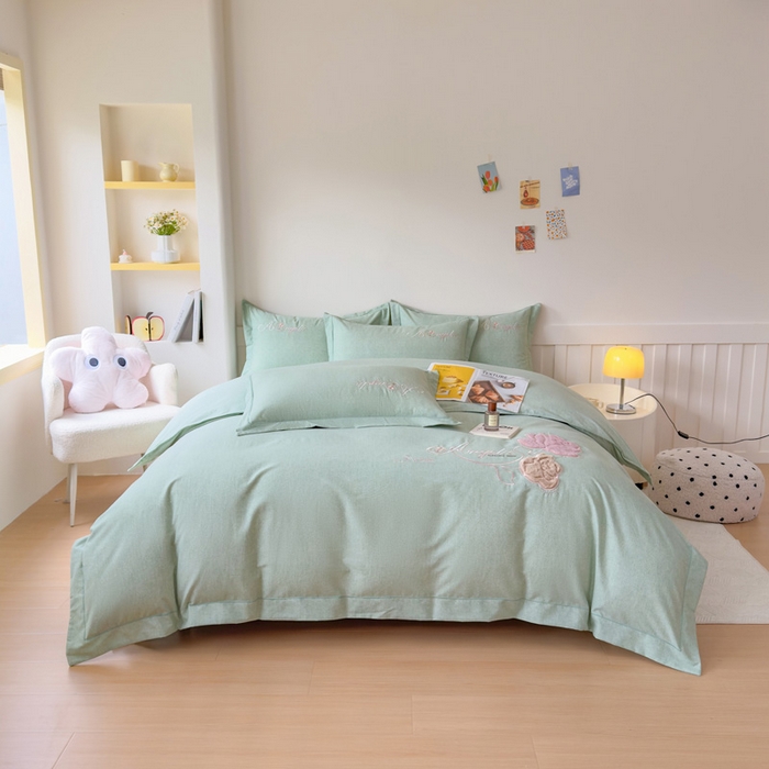 91家纺网 家纺一手货源 找家纺 江南春家纺 [雅—轻绒]2025全棉高支高密立体刺绣生态磨毛加绒四件套 玫瑰物语-竹青绿