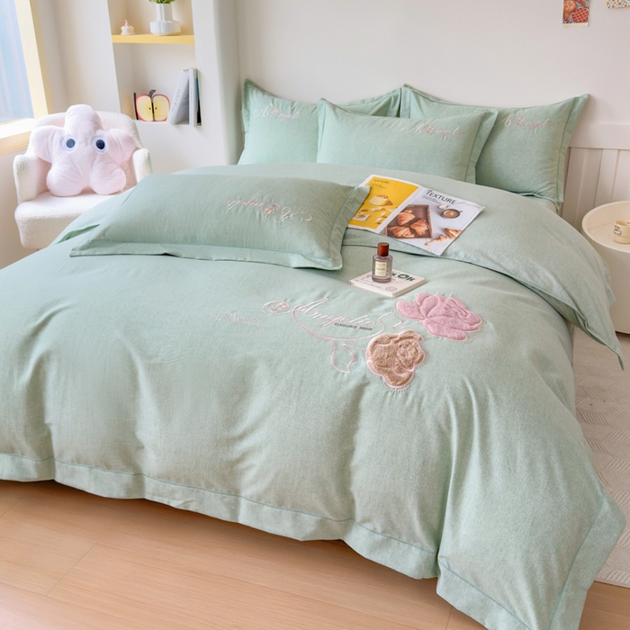 91家纺网 家纺一手货源 找家纺 江南春家纺 [雅—轻绒]2025全棉高支高密立体刺绣生态磨毛加绒四件套 玫瑰物语-竹青绿