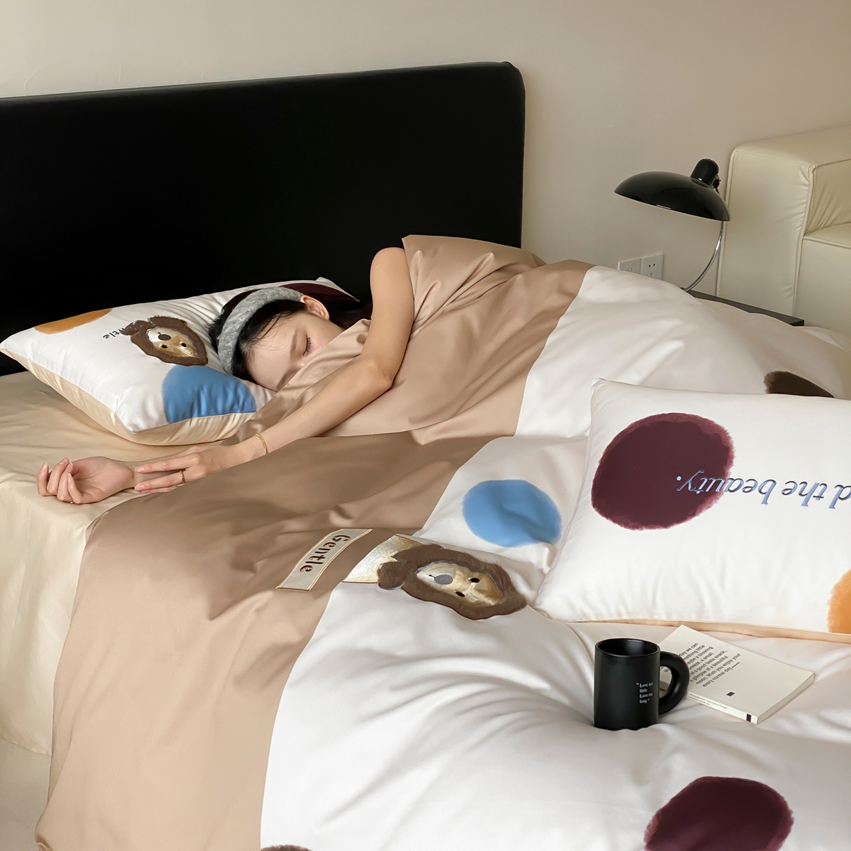 91家纺网 家纺一手货源 找家纺 （总）初拾 2025新款100s全棉治愈系卡通四件套-波点小柴（会员减20）