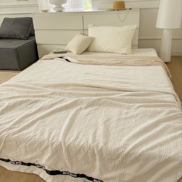 91家纺网 家纺一手货源 找家纺 （总）潮邦创意家居 2025雕花牛奶绒压线毛毯-柔缦雕花