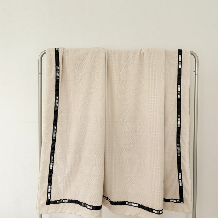 91家纺网 家纺一手货源 找家纺 （总）潮邦创意家居 2025雕花牛奶绒压线毛毯-柔缦雕花