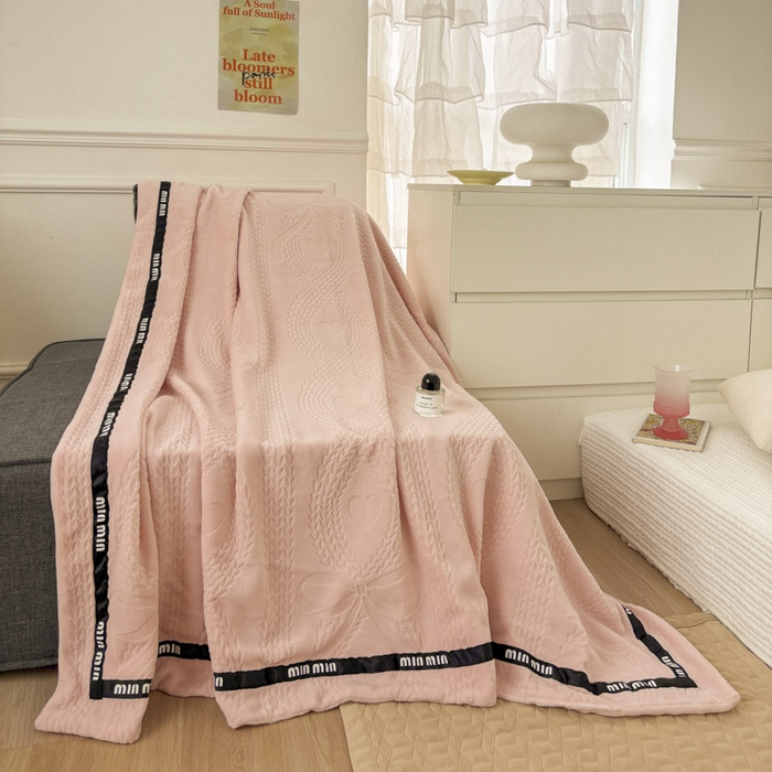 91家纺网 家纺一手货源 找家纺 潮邦创意家居 2025雕花牛奶绒压线毛毯-柔缦雕花 柔缦雕花-粉色