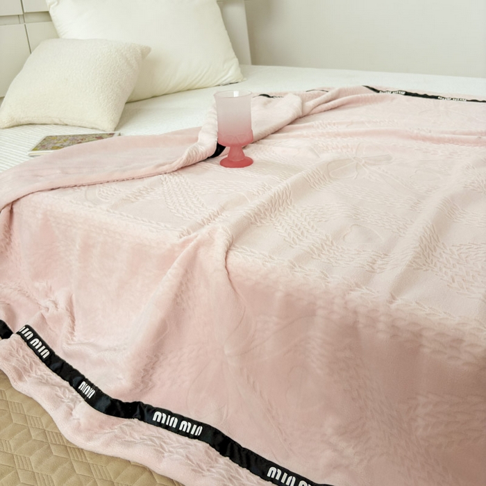 91家纺网 家纺一手货源 找家纺 潮邦创意家居 2025雕花牛奶绒压线毛毯-柔缦雕花 柔缦雕花-粉色