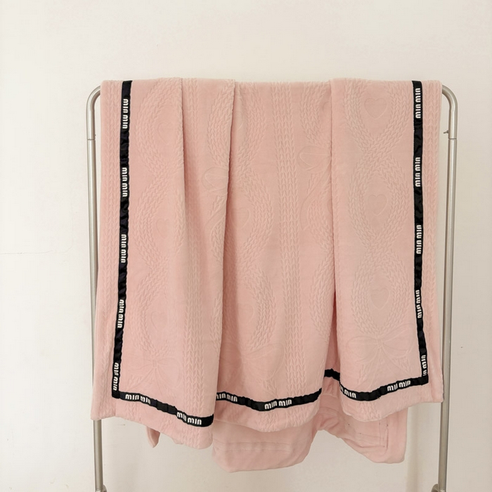 91家纺网 家纺一手货源 找家纺 潮邦创意家居 2025雕花牛奶绒压线毛毯-柔缦雕花 柔缦雕花-粉色