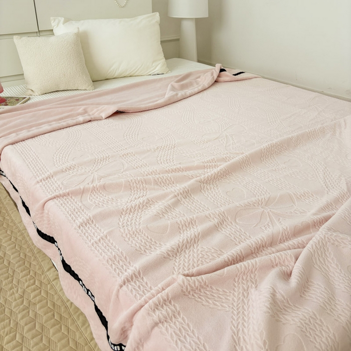91家纺网 家纺一手货源 找家纺 潮邦创意家居 2025雕花牛奶绒压线毛毯-柔缦雕花 柔缦雕花-粉色