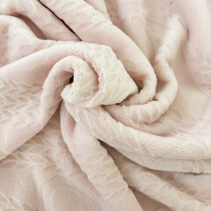 91家纺网 家纺一手货源 找家纺 潮邦创意家居 2025雕花牛奶绒压线毛毯-柔缦雕花 柔缦雕花-粉色