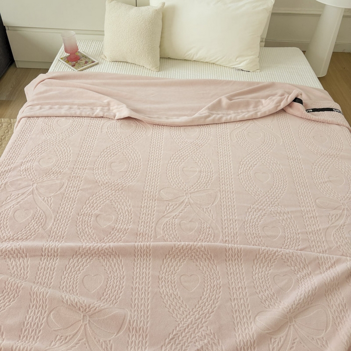 91家纺网 家纺一手货源 找家纺 潮邦创意家居 2025雕花牛奶绒压线毛毯-柔缦雕花 柔缦雕花-粉色