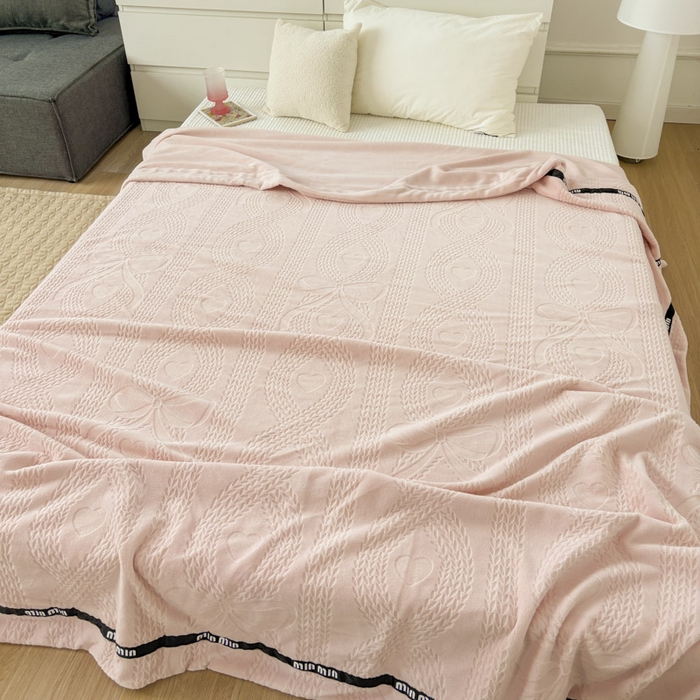 91家纺网 家纺一手货源 找家纺 潮邦创意家居 2025雕花牛奶绒压线毛毯-柔缦雕花 柔缦雕花-粉色