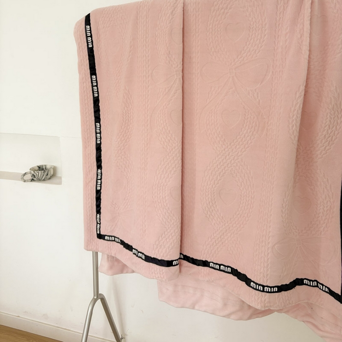 91家纺网 家纺一手货源 找家纺 潮邦创意家居 2025雕花牛奶绒压线毛毯-柔缦雕花 柔缦雕花-粉色