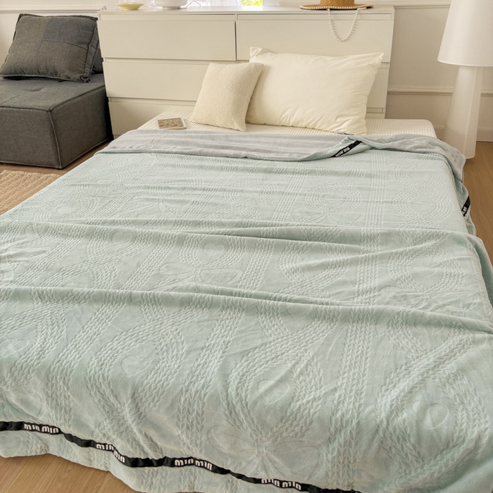 91家纺网 家纺一手货源 找家纺 潮邦创意家居 2025雕花牛奶绒压线毛毯-柔缦雕花 柔缦雕花-水蓝