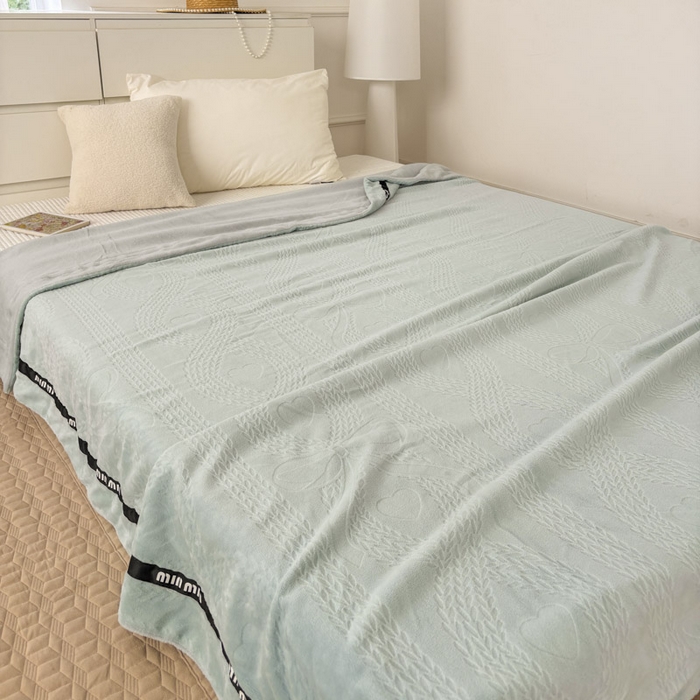 91家纺网 家纺一手货源 找家纺 潮邦创意家居 2025雕花牛奶绒压线毛毯-柔缦雕花 柔缦雕花-水蓝