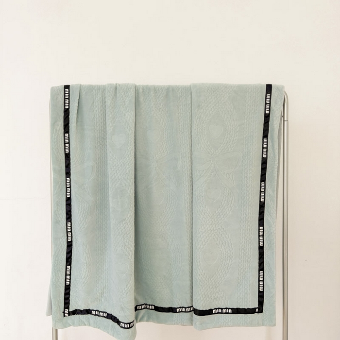 91家纺网 家纺一手货源 找家纺 潮邦创意家居 2025雕花牛奶绒压线毛毯-柔缦雕花 柔缦雕花-水蓝