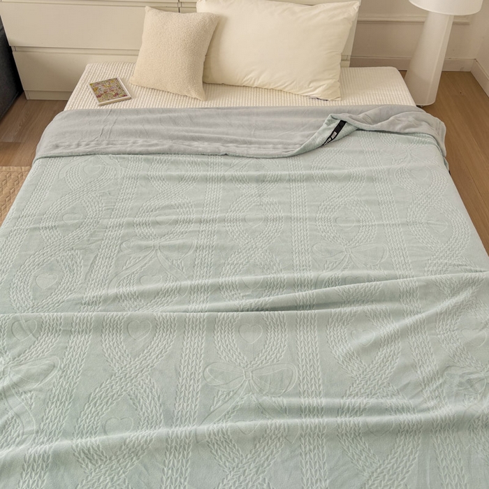 91家纺网 家纺一手货源 找家纺 潮邦创意家居 2025雕花牛奶绒压线毛毯-柔缦雕花 柔缦雕花-水蓝