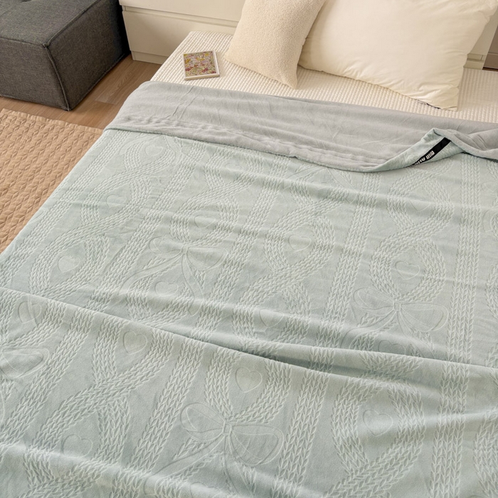 91家纺网 家纺一手货源 找家纺 潮邦创意家居 2025雕花牛奶绒压线毛毯-柔缦雕花 柔缦雕花-水蓝