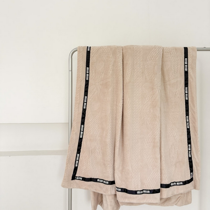 91家纺网 家纺一手货源 找家纺 潮邦创意家居 2025雕花牛奶绒压线毛毯-柔缦雕花 柔缦雕花-玉色