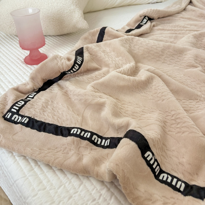 91家纺网 家纺一手货源 找家纺 潮邦创意家居 2025雕花牛奶绒压线毛毯-柔缦雕花 柔缦雕花-玉色