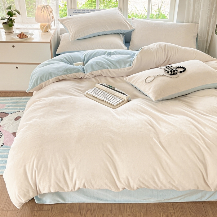 91家纺网 家纺一手货源 找家纺 857家居 2024新款A类牛奶绒纯色双拼四件套 奶昔蓝