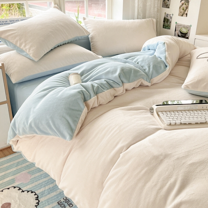 91家纺网 家纺一手货源 找家纺 857家居 2024新款A类牛奶绒纯色双拼四件套 奶昔蓝