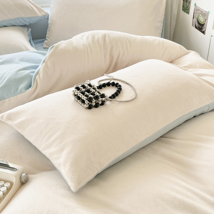 91家纺网 家纺一手货源 找家纺 857家居 2024新款A类牛奶绒纯色双拼四件套 奶昔蓝