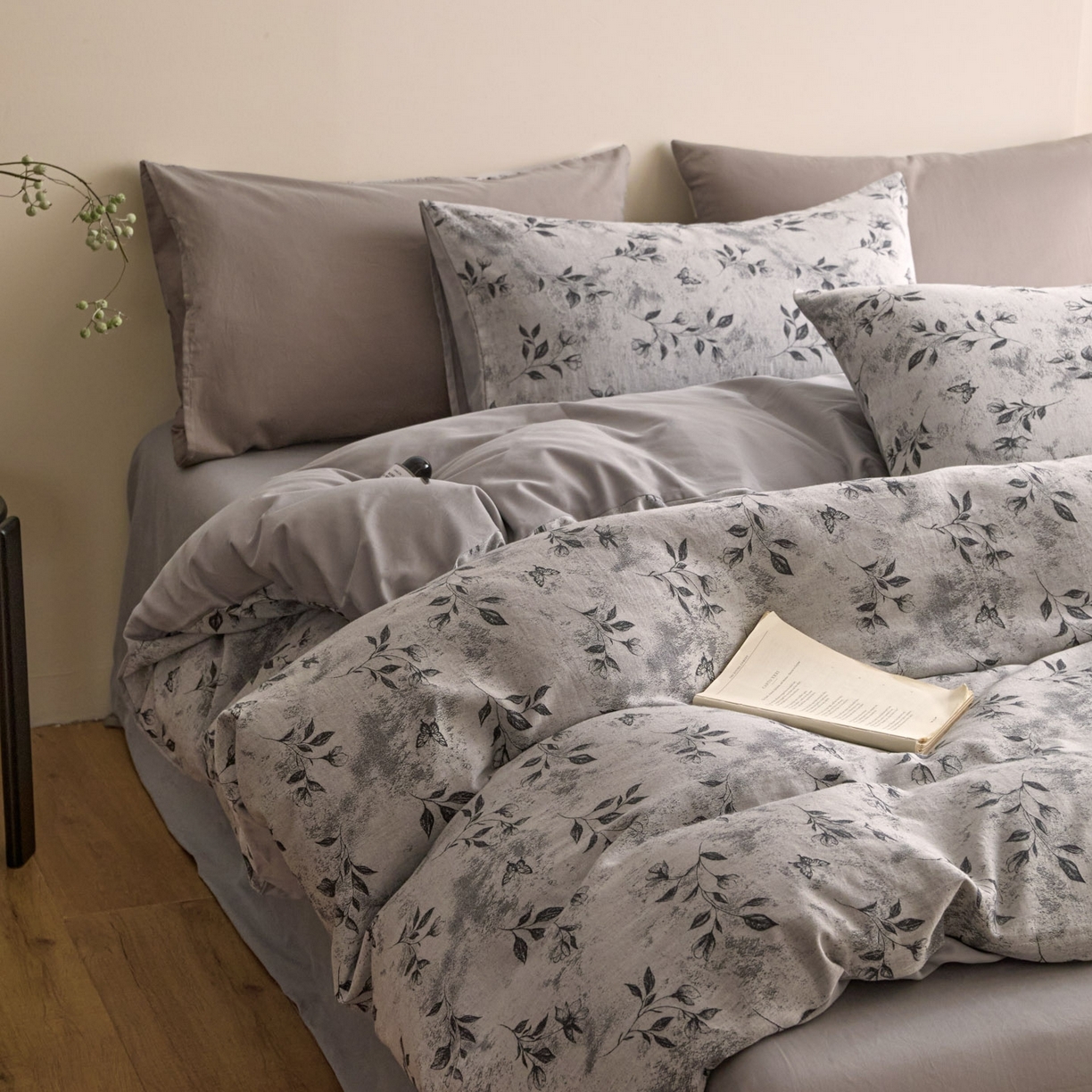 91家纺网 家纺一手货源 找家纺 ab家纺 2025新款全棉提花磨毛四件套-花雨漫漫 花雨漫漫-黑