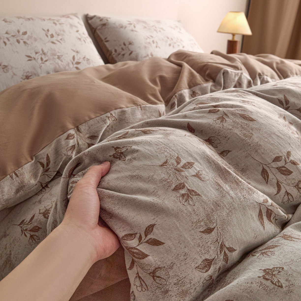 91家纺网 家纺一手货源 找家纺 ab家纺 2025新款全棉提花磨毛四件套-花雨漫漫 花雨漫漫-咖