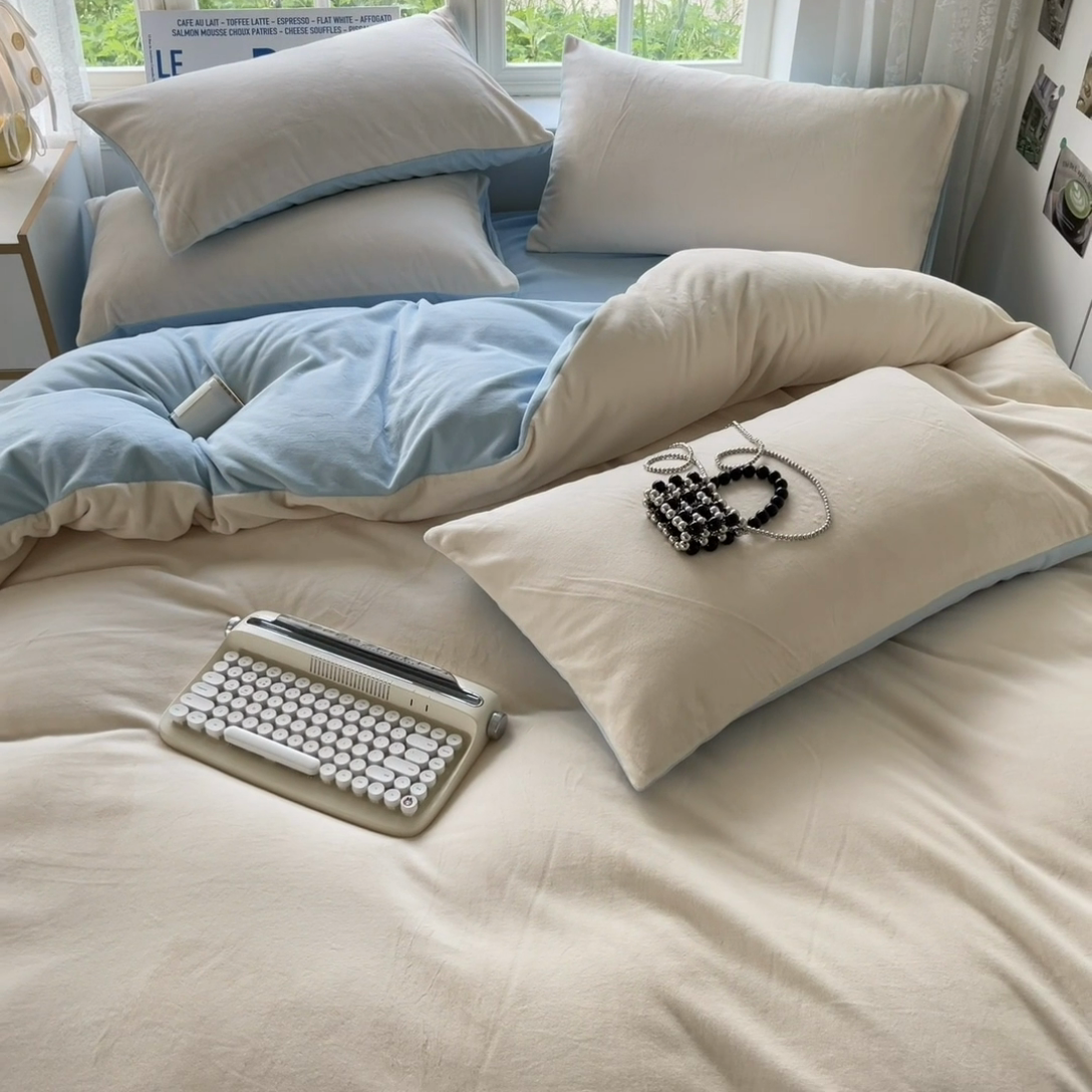 91家纺网 家纺一手货源 找家纺 857家居 2024新款A类牛奶绒纯色双拼四件套 奶昔蓝