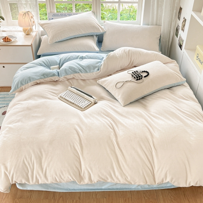 91家纺网 家纺一手货源 找家纺 857家居 2024新款A类牛奶绒纯色双拼四件套 奶昔蓝