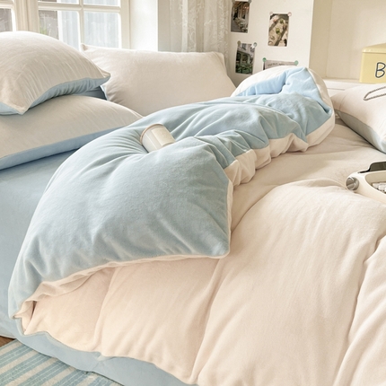 91家纺网 家纺一手货源 找家纺 857家居 2024新款A类牛奶绒纯色双拼四件套 奶昔蓝