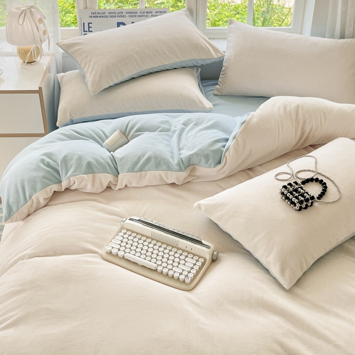 91家纺网 家纺一手货源 找家纺 857家居 2024新款A类牛奶绒纯色双拼四件套 奶昔蓝