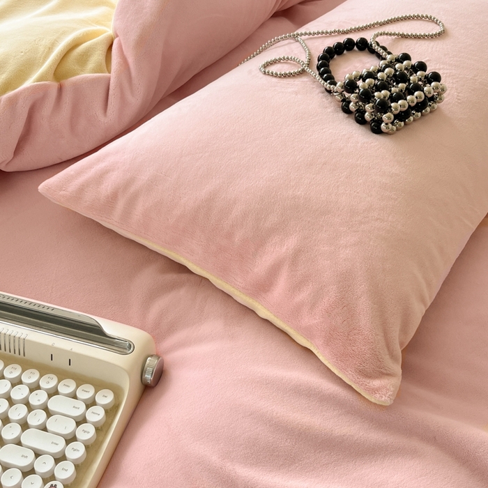 91家纺网 家纺一手货源 找家纺 857家居 2024新款A类牛奶绒纯色双拼四件套 糖果色