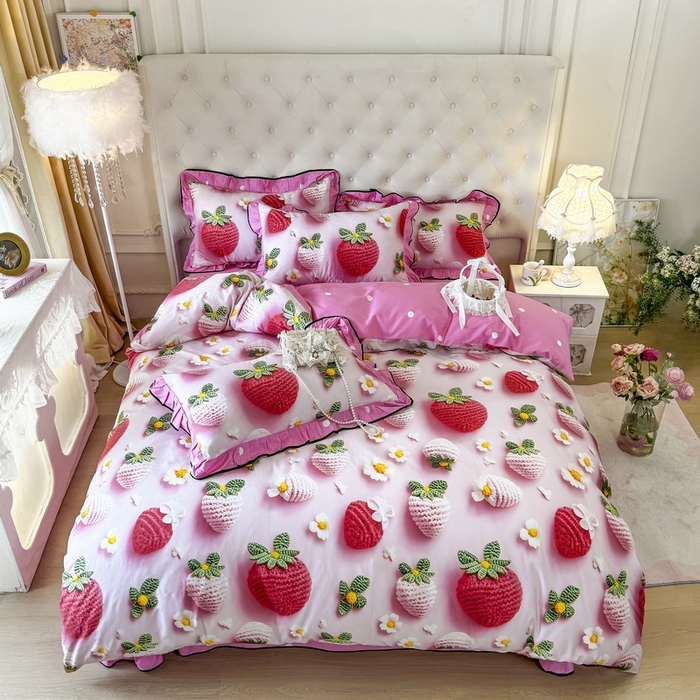 91家纺网 家纺一手货源 找家纺 馨语家居 2025新款A类全棉3D大版印花四件套 幸运草莓