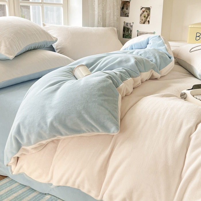 91家纺网 家纺一手货源 找家纺 857家居 2024新款A类牛奶绒纯色双拼四件套 奶昔蓝