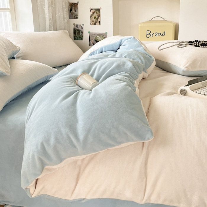 91家纺网 家纺一手货源 找家纺 857家居 2024新款A类牛奶绒纯色双拼四件套 奶昔蓝