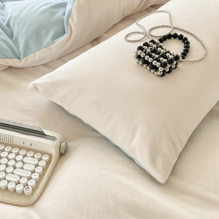 91家纺网 家纺一手货源 找家纺 857家居 2024新款A类牛奶绒纯色双拼四件套 奶昔蓝