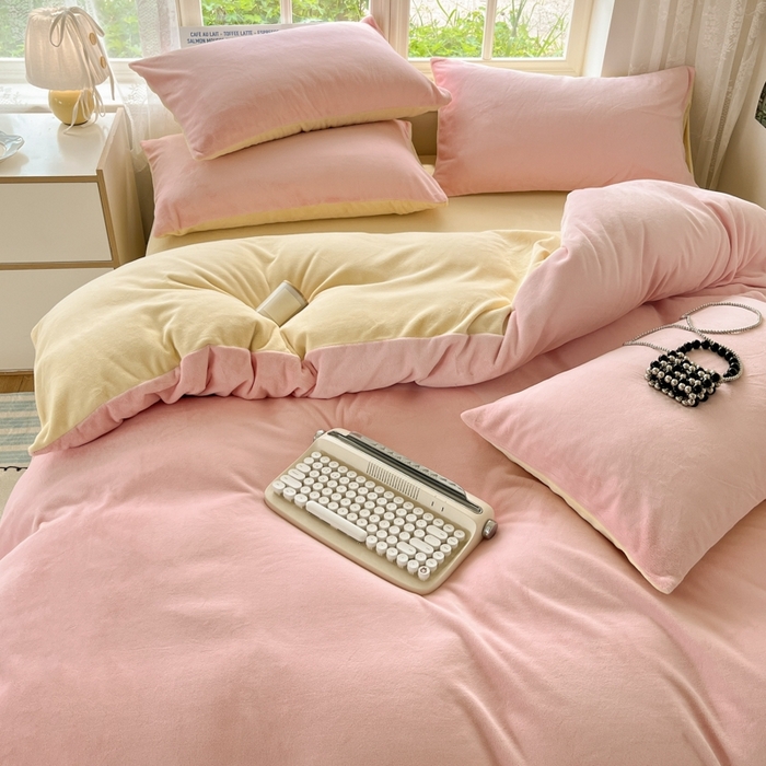 91家纺网 家纺一手货源 找家纺 857家居 2024新款A类牛奶绒纯色双拼四件套 糖果色