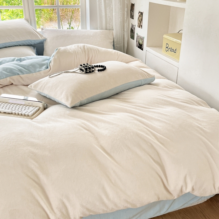 91家纺网 家纺一手货源 找家纺 857家居 2024新款A类牛奶绒纯色双拼四件套 奶昔蓝