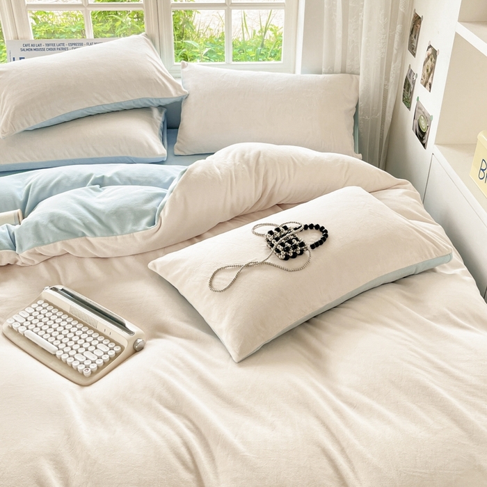 91家纺网 家纺一手货源 找家纺 857家居 2024新款A类牛奶绒纯色双拼四件套 奶昔蓝