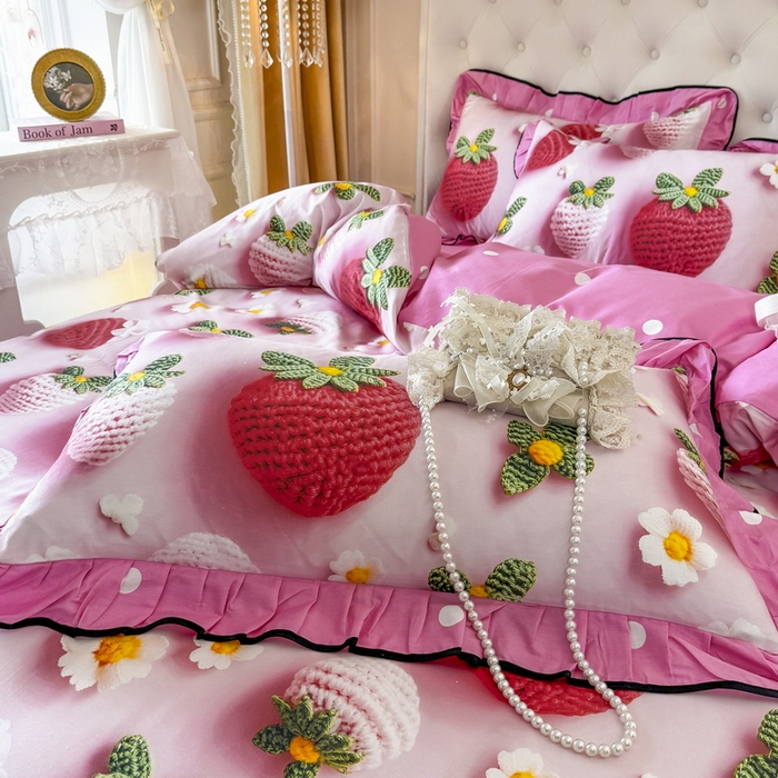 91家纺网 家纺一手货源 找家纺 馨语家居 2025新款A类全棉3D大版印花四件套 幸运草莓