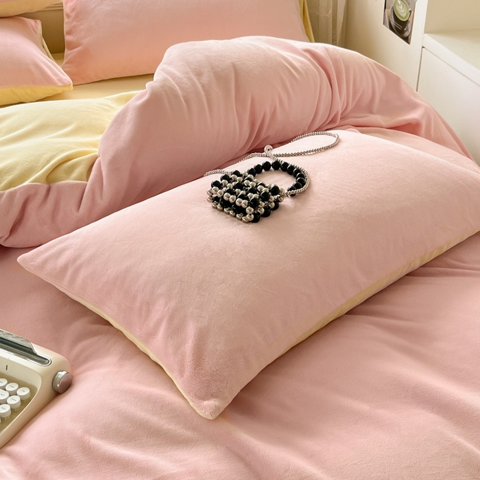 91家纺网 家纺一手货源 找家纺 857家居 2024新款A类牛奶绒纯色双拼四件套 糖果色