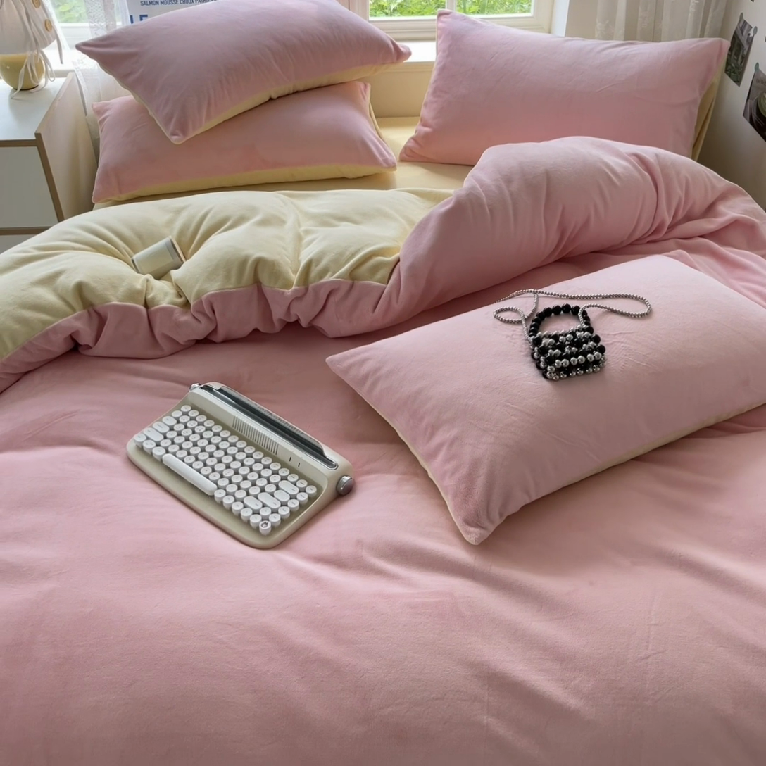 91家纺网 家纺一手货源 找家纺 857家居 2024新款A类牛奶绒纯色双拼四件套 糖果色