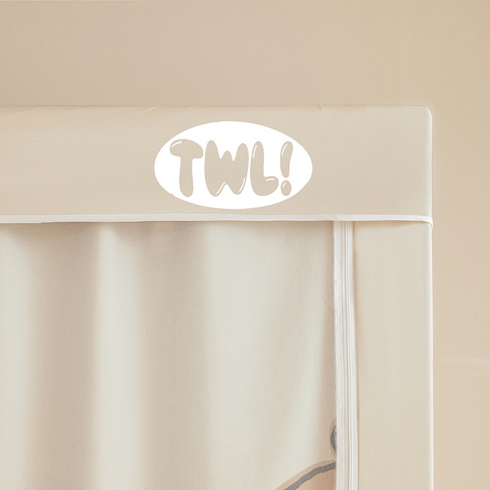 91家纺网 家纺一手货源 找家纺 青竹苑 2025新款植绒强遮光印花学生坐床蚊帐 沙发上的熊