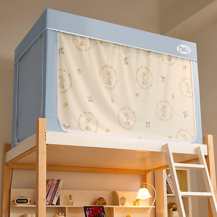 91家纺网 家纺一手货源 找家纺 青竹苑 2025新款覆膜遮光印花学生坐床蚊帐 草莓兔兔