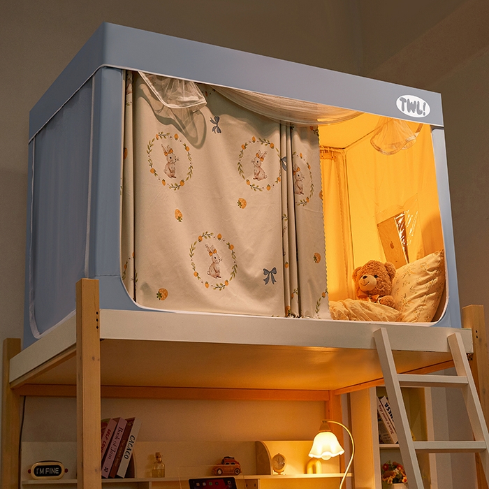 91家纺网 家纺一手货源 找家纺 青竹苑 2025新款覆膜遮光印花学生坐床蚊帐 草莓兔兔