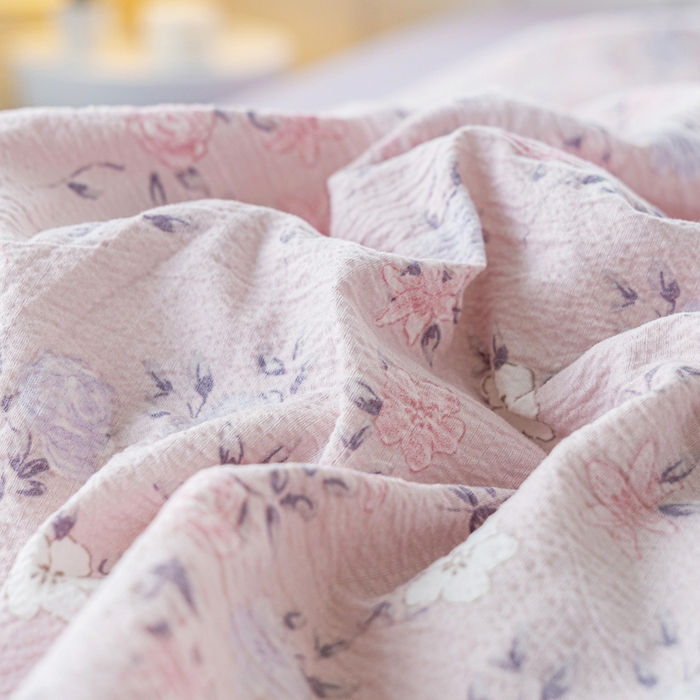 91家纺网 家纺一手货源 找家纺 奇丝雅 2025新款A类有氧超柔云感双层纱皱皱纱学生宿舍三件套家用四件套单被套 碎花紫苏