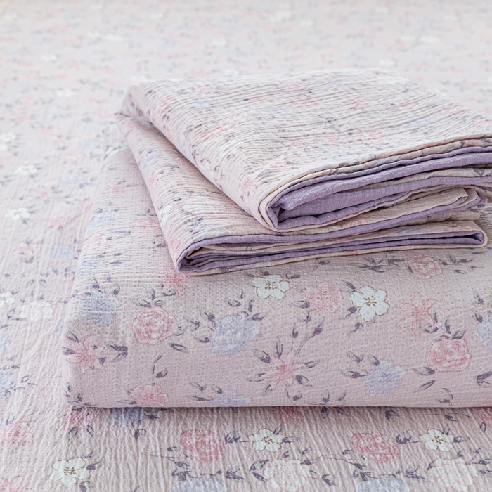 91家纺网 家纺一手货源 找家纺 奇丝雅 2025新款A类有氧超柔云感双层纱皱皱纱学生宿舍三件套家用四件套单被套 碎花紫苏