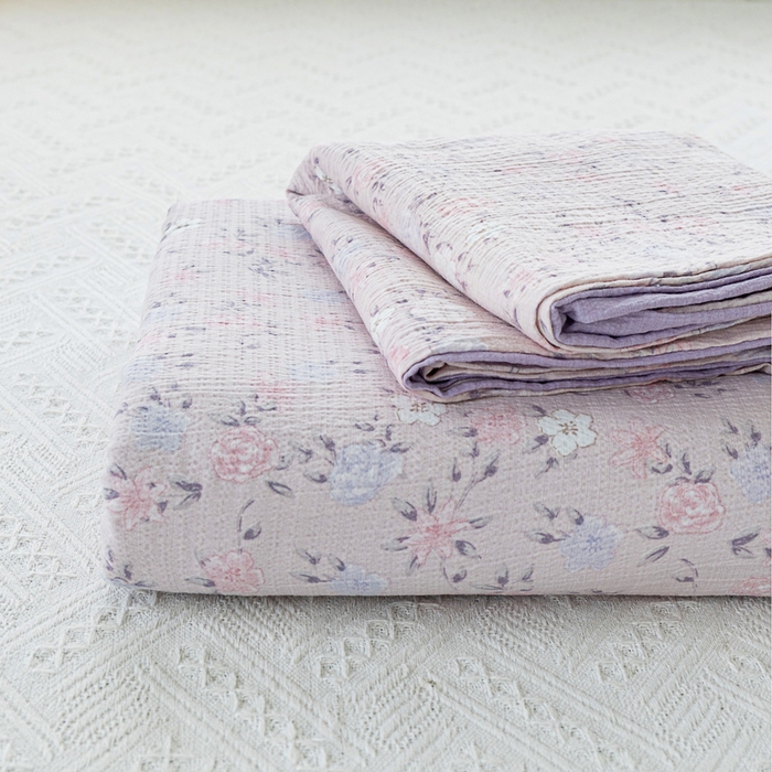 91家纺网 家纺一手货源 找家纺 奇丝雅 2025新款A类有氧超柔云感双层纱皱皱纱学生宿舍三件套家用四件套单被套 碎花紫苏