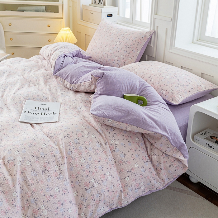 91家纺网 家纺一手货源 找家纺 奇丝雅 2025新款A类有氧超柔云感双层纱皱皱纱学生宿舍三件套家用四件套单被套 碎花紫苏